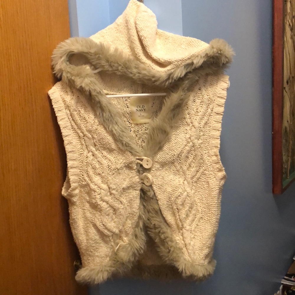Cream knit sweater vest with hood & faux fur